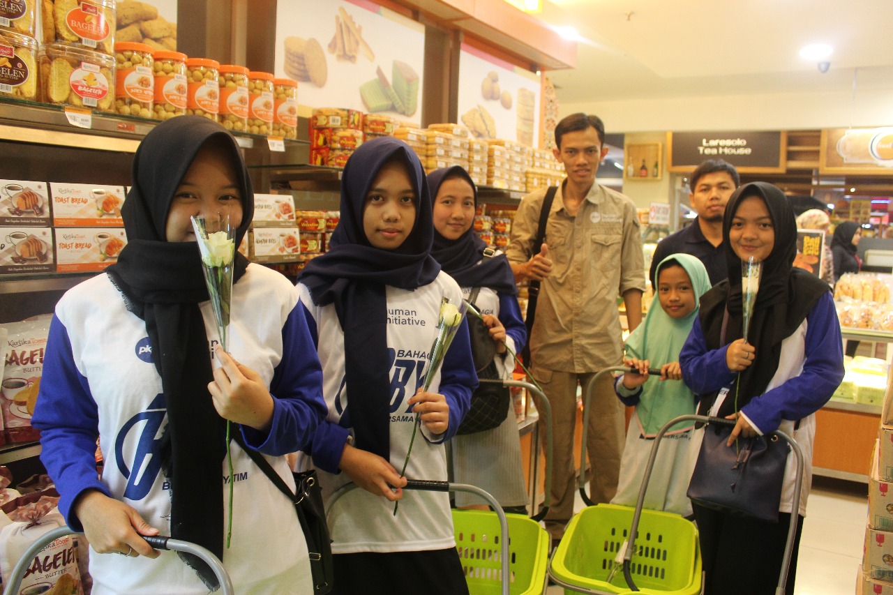 Fun Shopping with Orphans and PKPU Human Initiative of West Java
