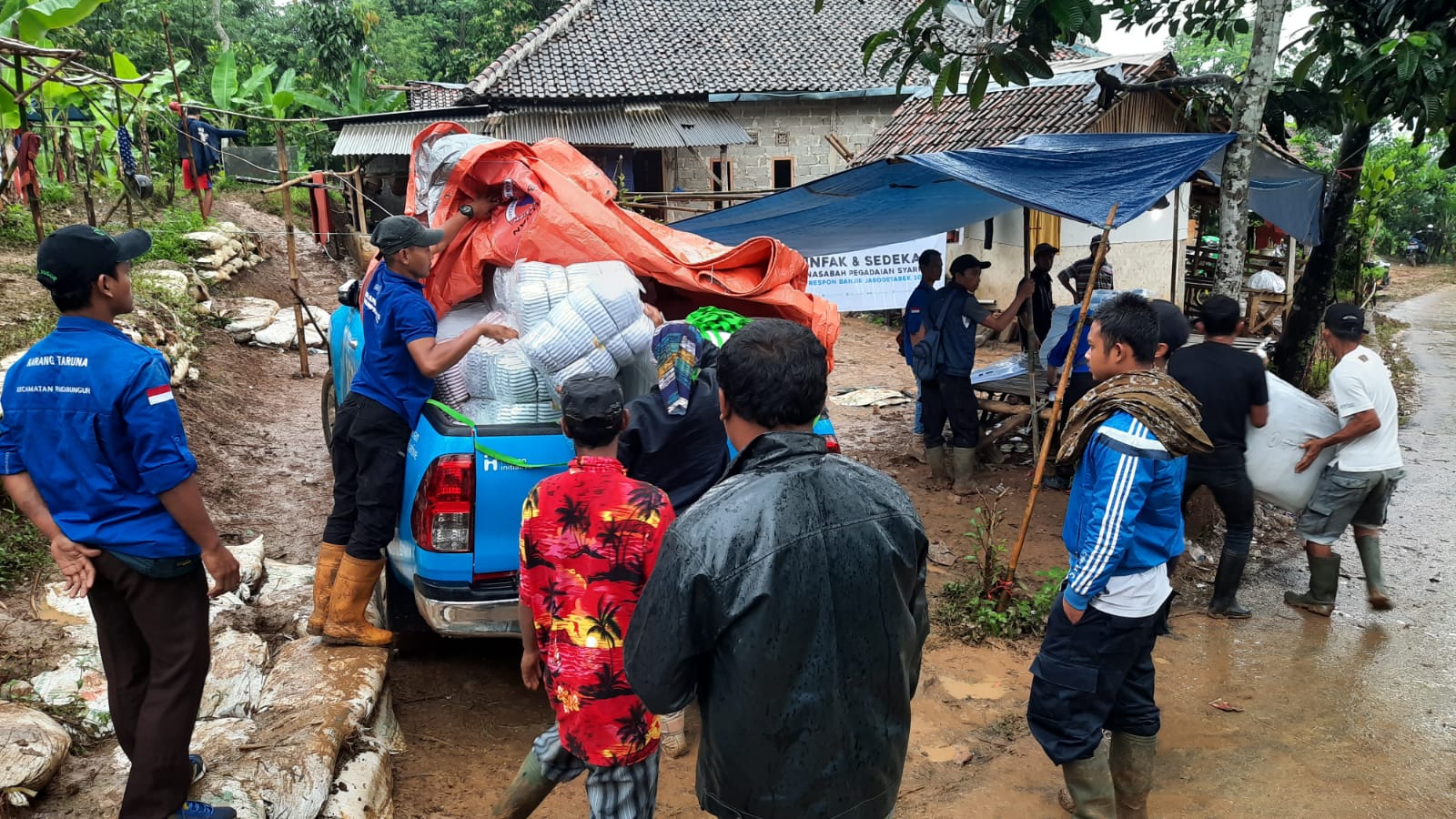 Bantu Penyintas Kampung Tangseng, Tim Human Initiative Kirim Terpal dan Selimut