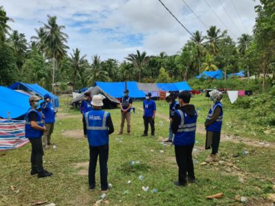 Relawan Human Initiative sedang Melakukan Briefing Pagi Sebelum Melakukan Aktivitas di Lapangan