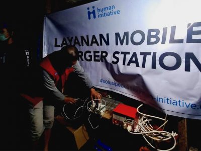 Relawan Human Initiative Membawa Genset untuk Pencahayaan Sementara dan Mobile Charger