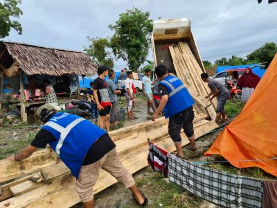 Relawan dan Masyarakat Bahu Membahu Membawa Material Bangunan untuk Pembangunan Rumah Senyum
