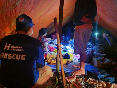 Foto: Tim Human Initiative Melihat Kondisi di dalam Pengungsian Kecamatan Malunda