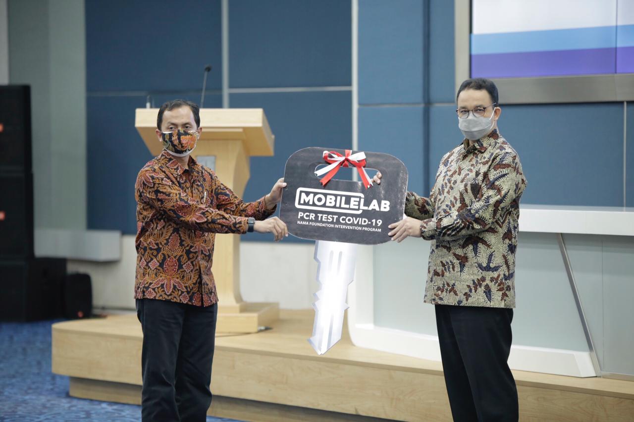 Gubernur DKI Jakarta Anies Rasyid Baswedan beserta Presiden Human Initiative Tomy Hendrajati Serah Terima Mobile Labs