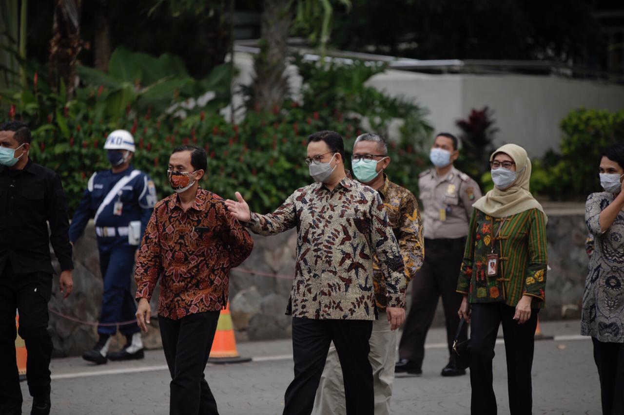 Gubernur DKI Jakarta Anies Rasyid Baswedan beserta Presiden Human Initiative Tomy Hendrajati Meninjau Mobile Labs