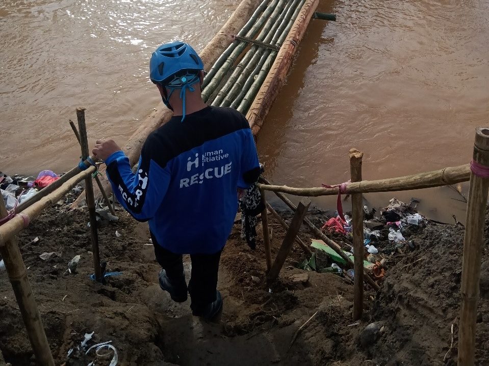 Tim Human Initiative sedang menyusuri sungai di lokasi Banjir.
