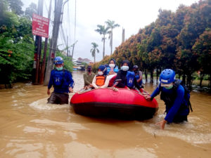 Evakuasi warga banjir jabodetabek 2021