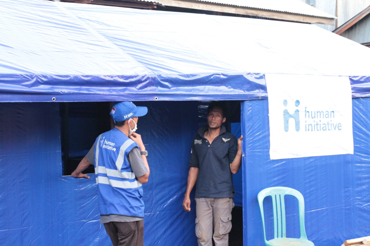 Photo : Human initiative volunteers are in discussion with one of the beneficiaries of Rumah Senyum.