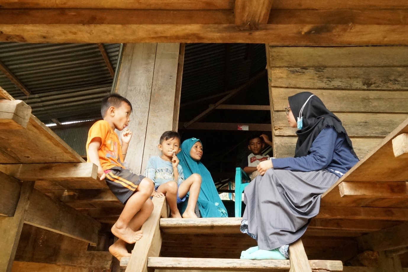 Foto : Relawan human initiative sedang berdiskusi dengan Ibu Nia dan keluarga di Rumahnya.