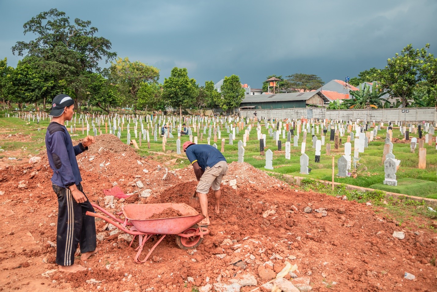 Human Initiative Salurkan Bantuan untuk Petugas Pemakaman di TPU Bambu Apus