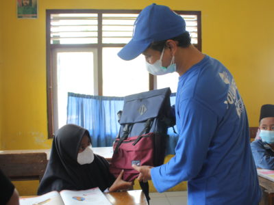 Bantuan Perlengkapan Sekolah untuk Siswi di Magelang