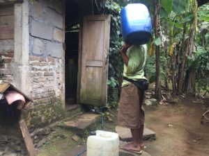 Kegiatan Harian Pak Sukijan Demi Memenuhi Kebutuhan Air Bersih