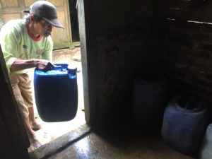 Pak Sukijan Mengisi Ulang Kebutuhan Air Bersih