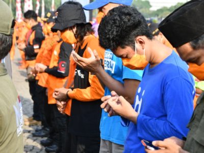 Relawan Human Initiative Melakukan Doa Bersama di Apel Siaga