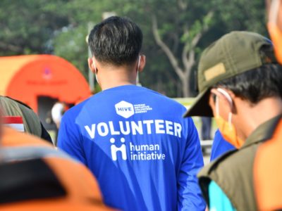 Relawan Human Initiative Menyimak dengan Seksama saat Apel Siaga