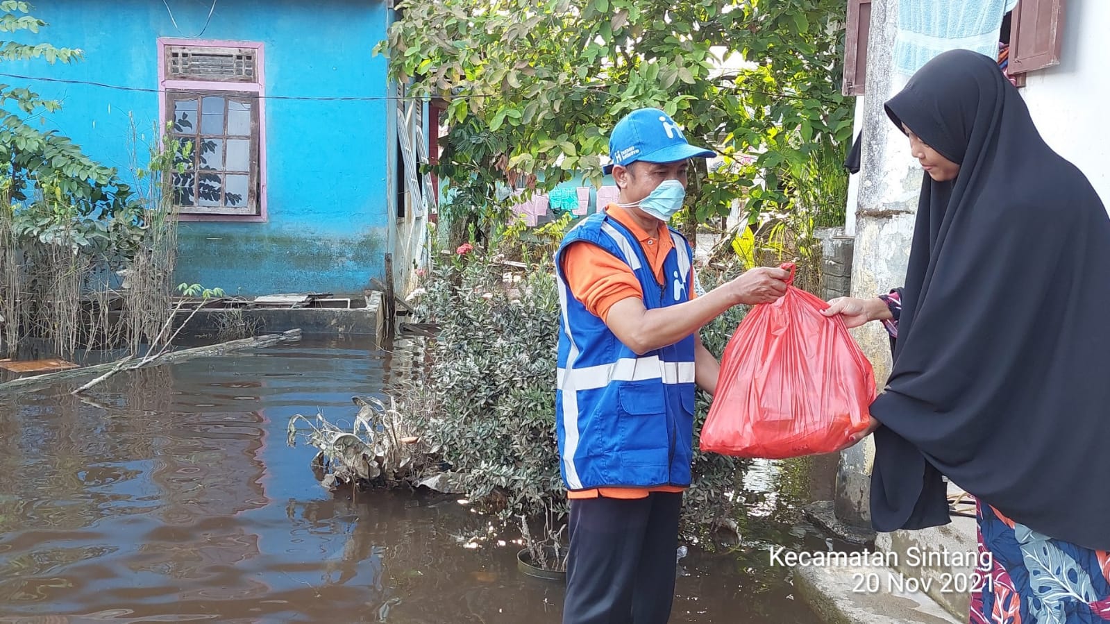 Aksi Human Initiative Terhadap Terdampak Banjir Sintang 