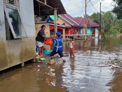 Relawan Human Initiative Memberikan Bantuan Kepada Warga Terdampak Banjir Sintang
