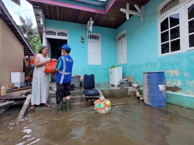 Relawan Human Initiative Memberikan Bantuan Kepada Salah Satu Warga Terdampak Banjir Sintang - 1