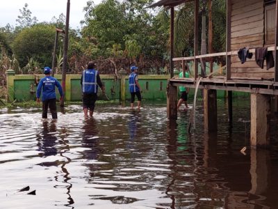 Tim Relawan Human Initiative saat Banjir Sintang