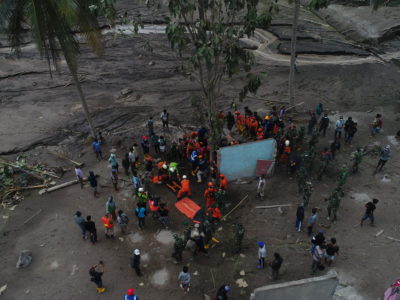 Drone - Evakuasi Korban Erupsi Semeru oleh Tim SAR dan Human Initiative
