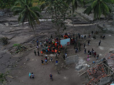 Drone - Evakuasi Korban Erupsi Gunung Semeru oleh Tim SAR dan Human Initiative