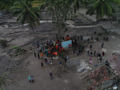 Drone - Evakuasi Korban Semeru oleh Tim SAR dan Human Initiative