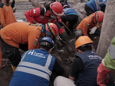 Evakuasi Korban Erupsi Gunung Semeru oleh Tim SAR dan Human Initiative