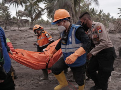 Evakuasi Korban Erupsi Semeru oleh Tim SAR dan Human Initiative
