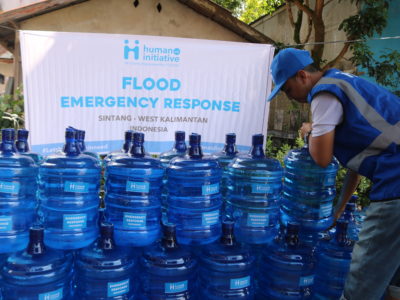 Human Initiative Mendistribusikan Air Mineral untuk Warga Terdampak Banjir Sintang