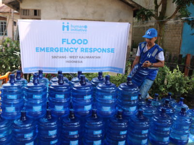 Human Initiative Mendistribusikan Air Mineral untuk Warga Terdampak Banjir Sintang - 1