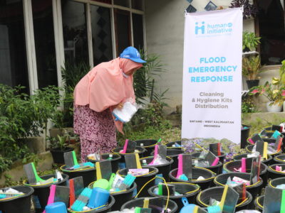 Human Initiative Mendistribusikan Alat Kebersihan untuk Warga Terdampak Banjir Sintang