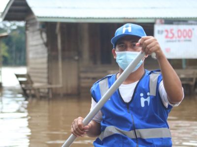 Relawan Human Initiative Bertugas saat Banjir Sintang
