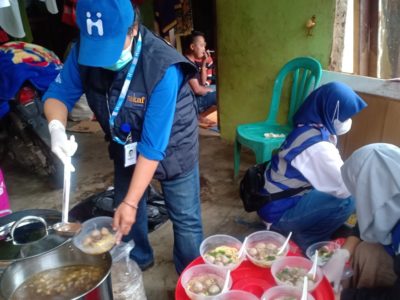 Relawan Human Initiative Membagikan 250 Porsi Makanan Kepada Warga Terdampak Banjir Garut