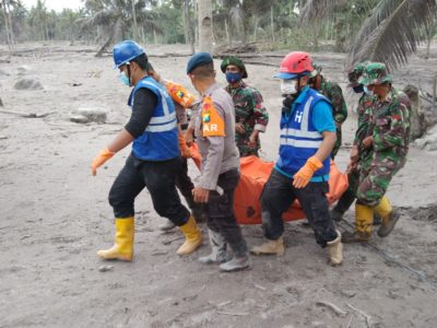 Tim Human Initiative Membantu Proses Evakuasi Korban Erupsi Gunung Semeru