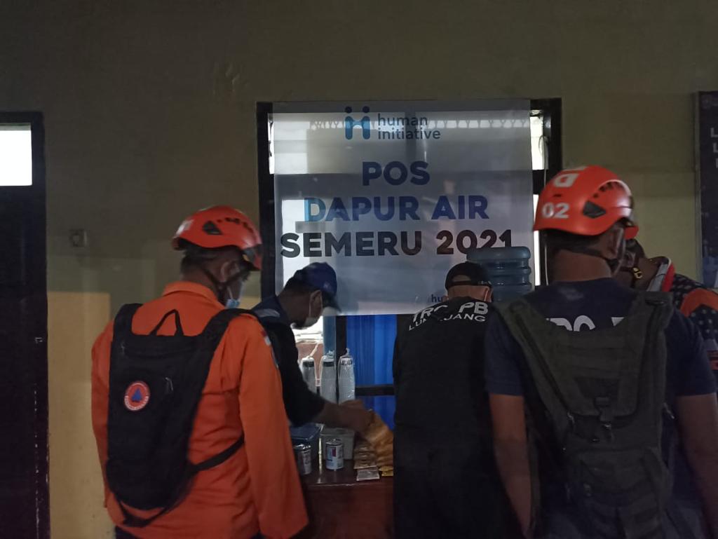 Kebutuhan Pasokan Logistik Mendesak, Human Initiative Bangun Dapur Air untuk Para Penyintas Erupsi Semeru
