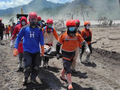 Relawan Human Initiative Membantu Proses Evakuasi Korban Erupsi Gunung Semeru