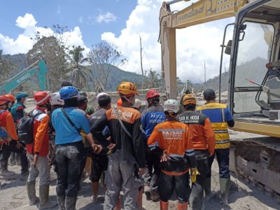 Proses Evakuasi Korban Erupsi Gunung Semeru