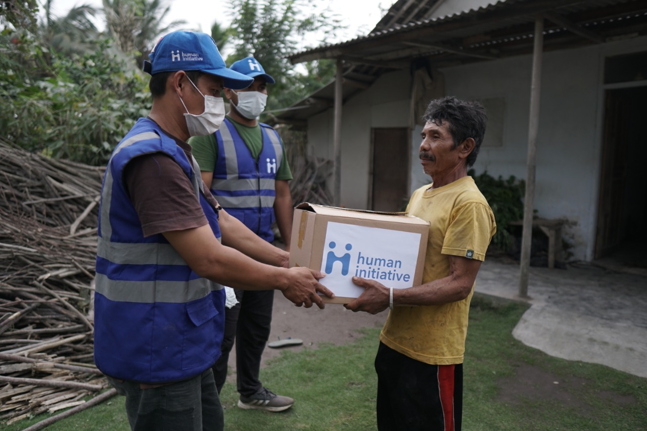 Human Initiative Mendistribusikan Paket Sembako untuk Pengungsi Erupsi Semeru