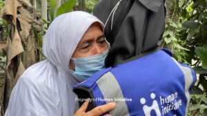 Psychological First Aid Human Initiative - Ilustrasi Berpelukan