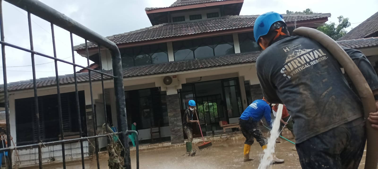 Tim Human Initiative Bersih-Bersih Rumah Ibadah Terdampak Banjir Bekasi