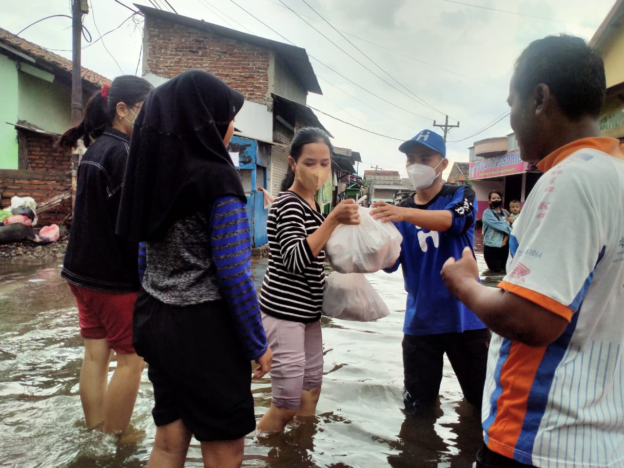 فيضانات ساحلية في سيمارانج، تقدم المبادرة الإنسانية أغذية جاهزة للأكل ومياه نظيفة