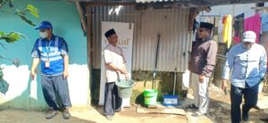 Relawan Human Initiative melihat langsung  kondisi air di rumah warga Kampung Cisaat, Pangalengan