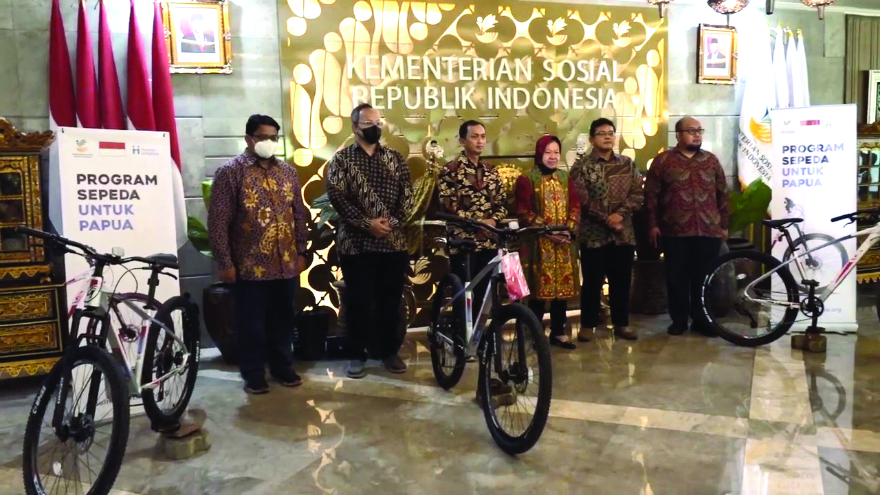 وزارة الشؤون الاجتماعية الإندونيسية والمبادرة الإنسانية توزع مساعدات الدراجات على الأطفال في بابوا