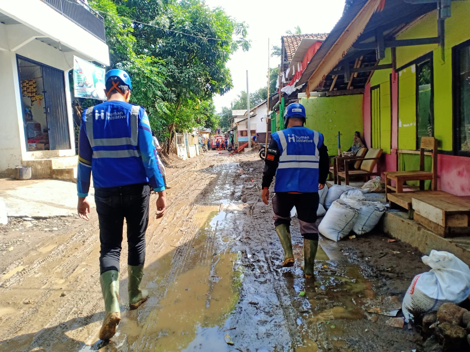 Relawan Gotong Royong Bantu Warga Terdampak Banjir Kabupaten Garut