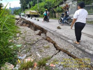 Jalan Rusak Akibat  Gempa Tapanuli Utara