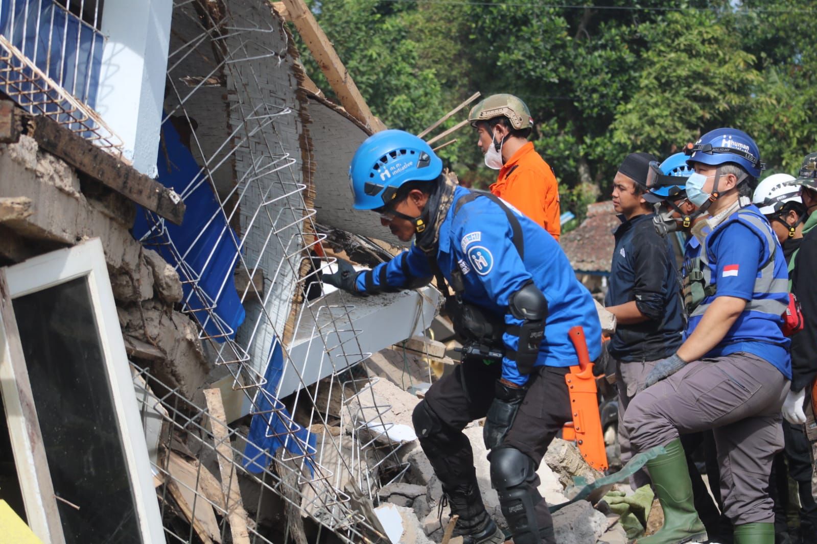 Presiden RI Tinjau Lokasi Gempa, Tim Relawan Bantu Proses Evakuasi dan Distribusi Logistik