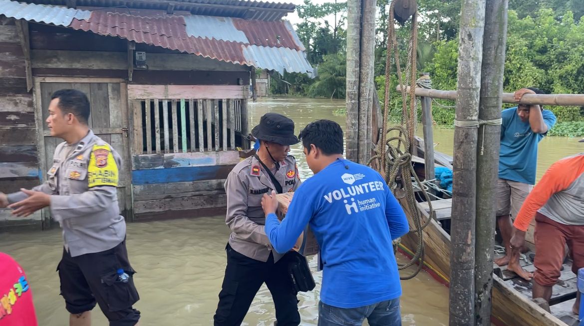 Susuri Banjir, Human Initiative Hantarkan Bantuan Kebutuhan Pangan ke Pelosok Aceh