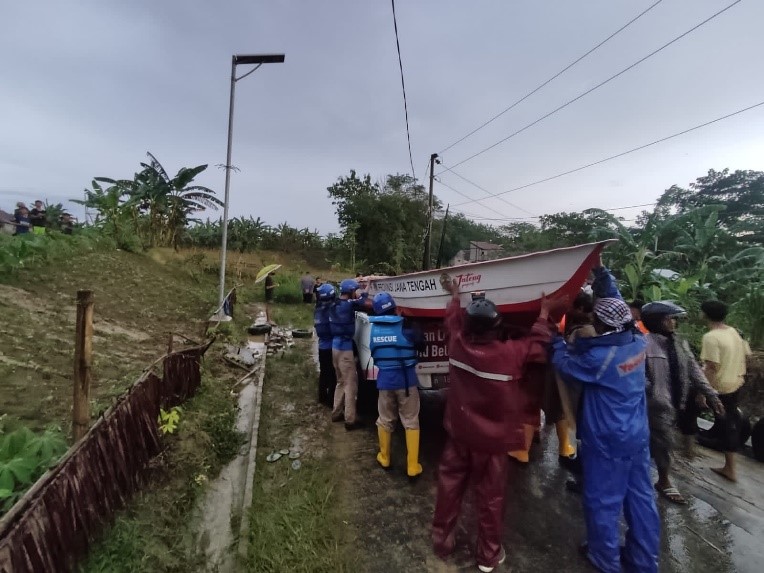 Respons Banjir Semarang, Relawan Human Inititive Bantu Evakuasi dan  Distribusi Makanan Siap Santap