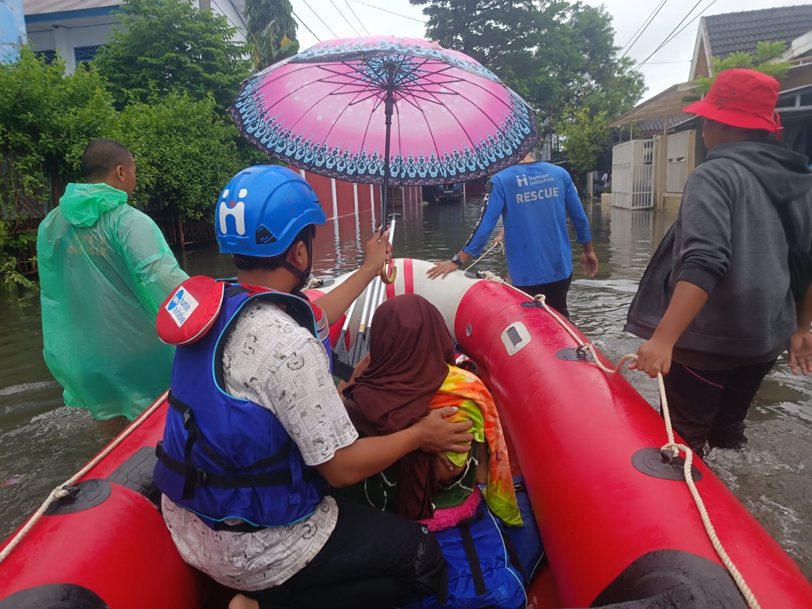 Banjir Melanda Sulawesi Selatan, Human Initiative Bantu Evakuasi Warga Terdampak
