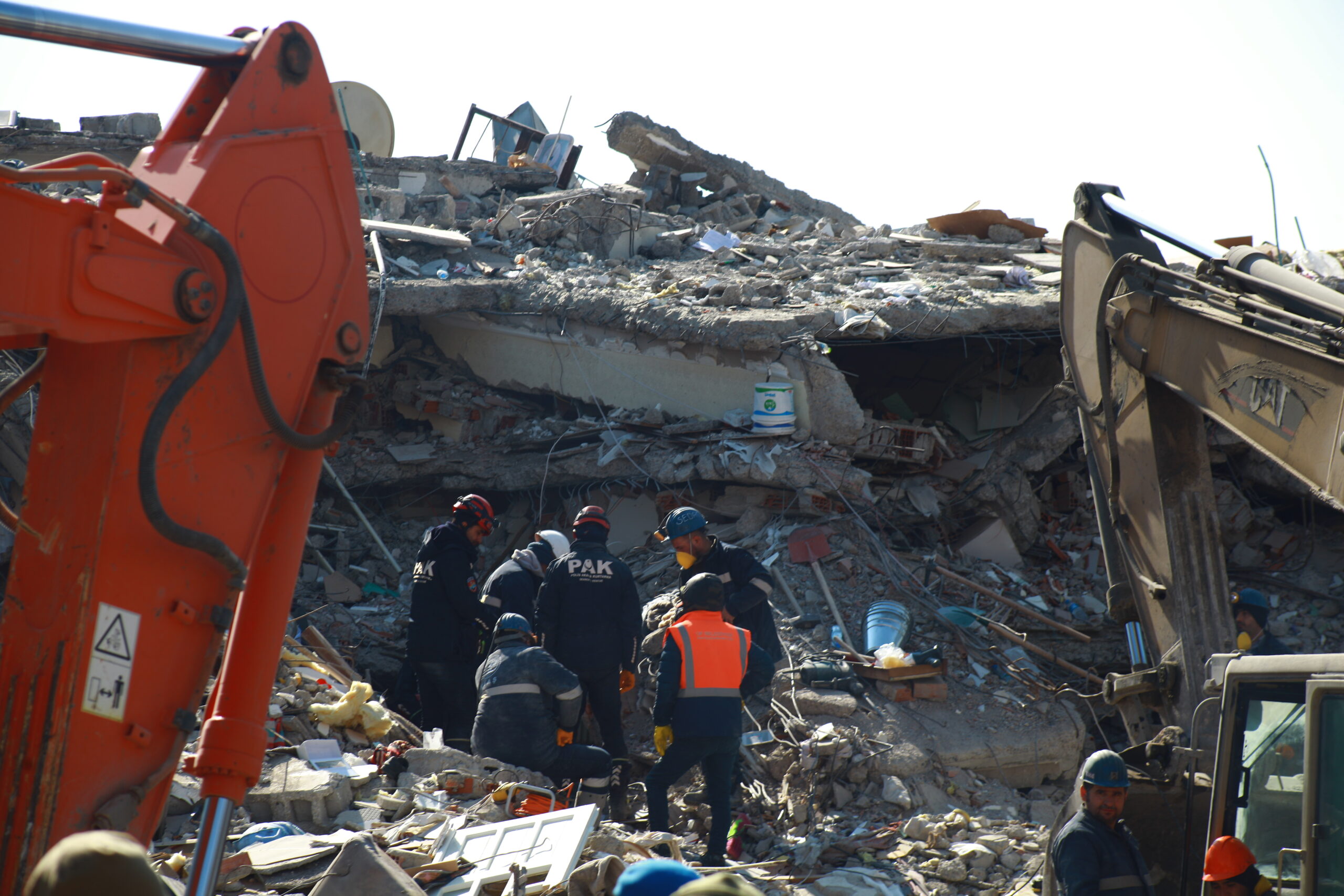 الإنعكاس في لطف المتطوعين الدوليين لزلزال تركيا