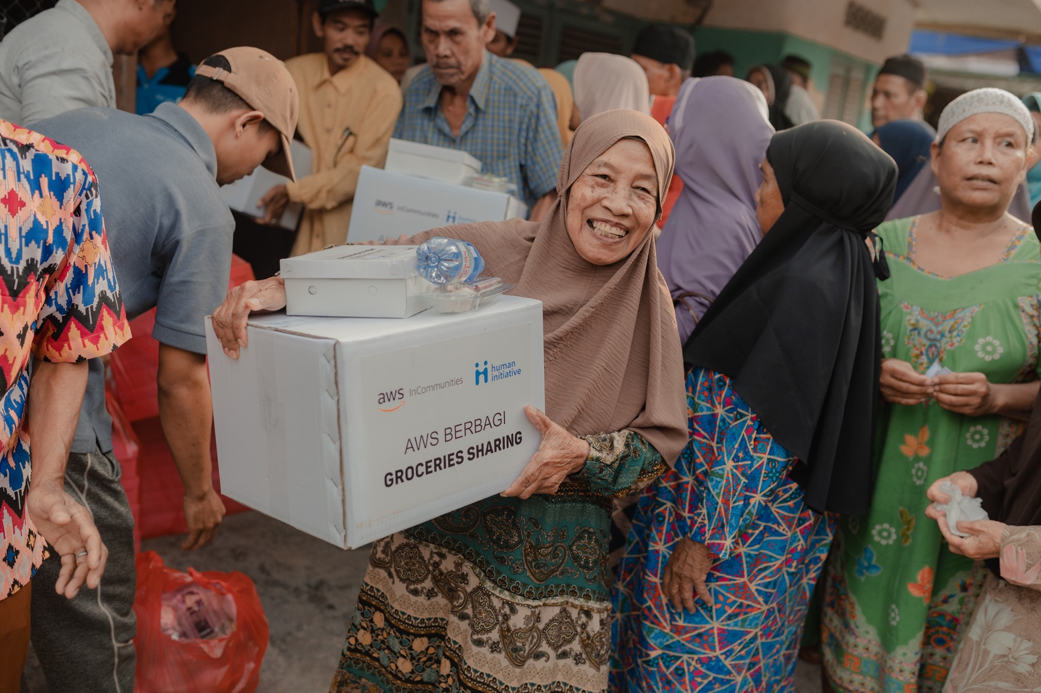 Bagikan Kebahagiaan Ramadan, Human Initiative Bersama AWS Distribusi paket Iftar dan Bingkisan di Karawang dan Cikarang Pusat